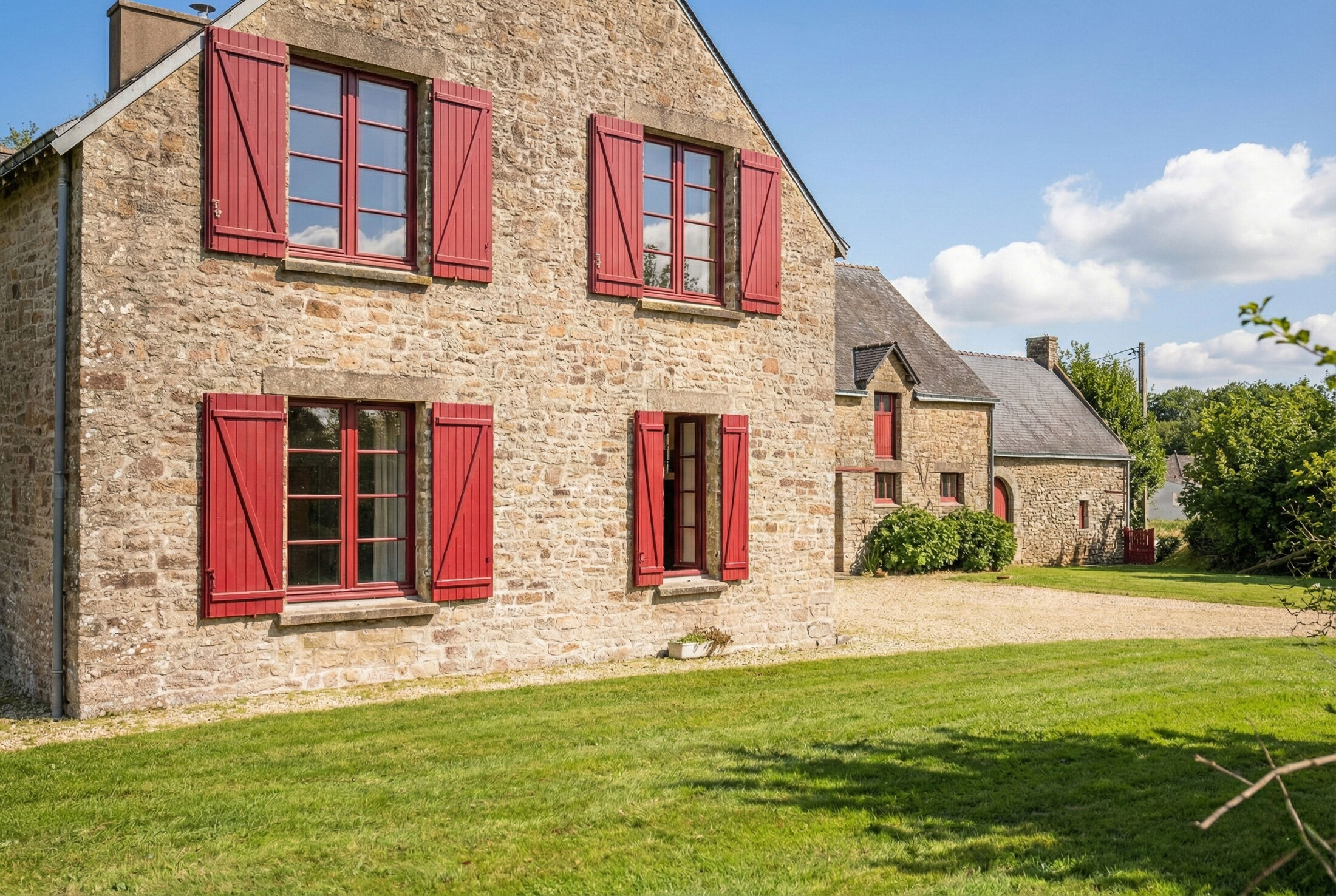 Vue aérienne de l'ancien corps de ferme à Pluneret